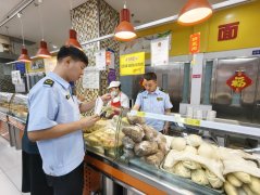 监管人员扫描猪肉检疫二维码